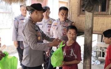 Ultah Bhayangkara ke-80, Polsek Praya Timur Salurkan Bantuan Sosial