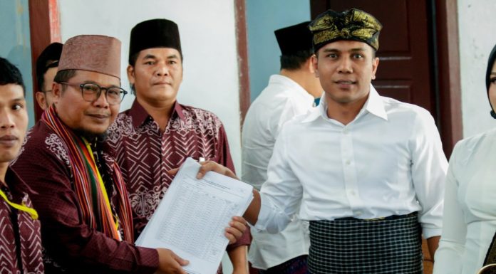 Masyarakat Tumpah Ruah Mengantarkan Zulkipli Daftar Sebagai Calon Kades Langko